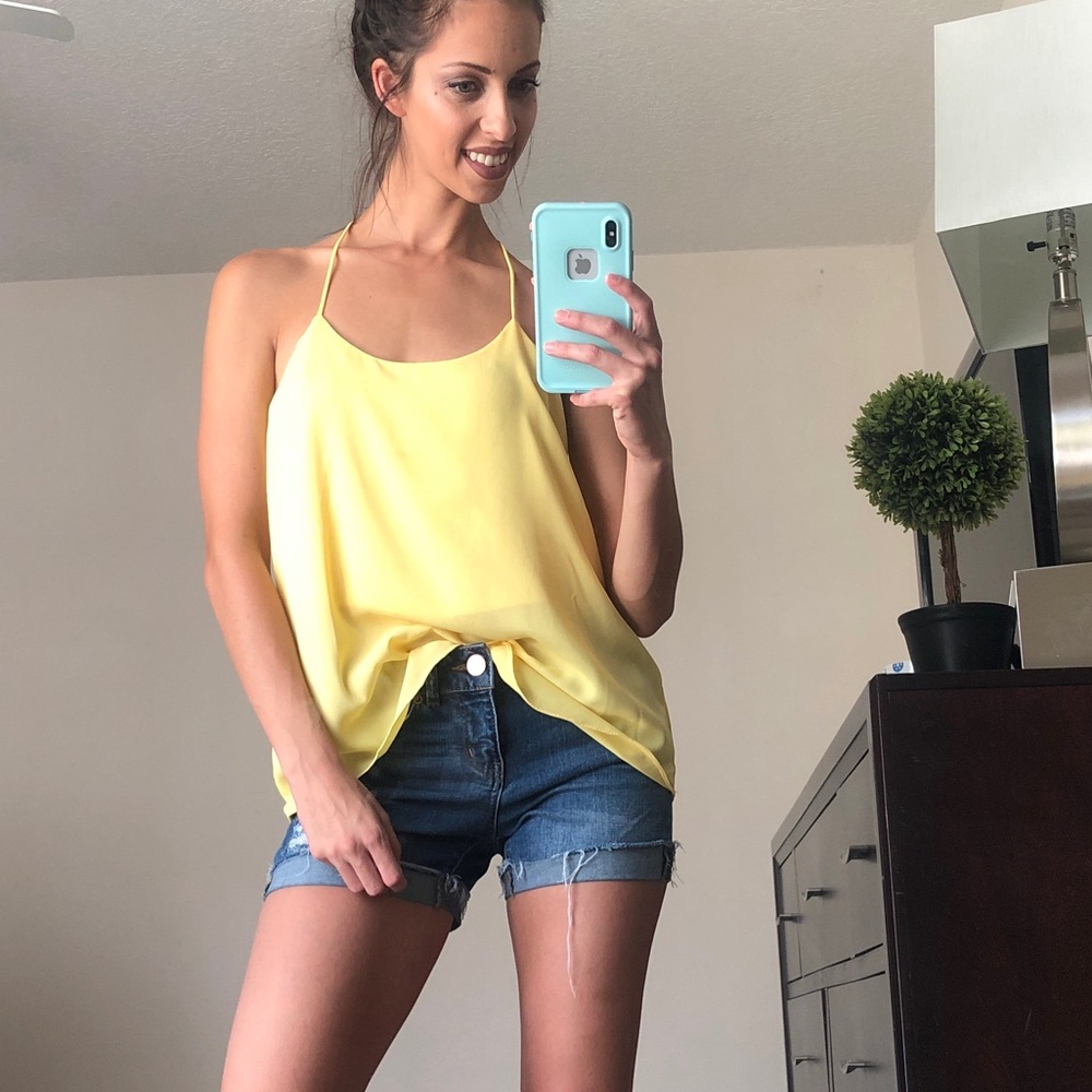 💛Goegeous yellow top with open back💛